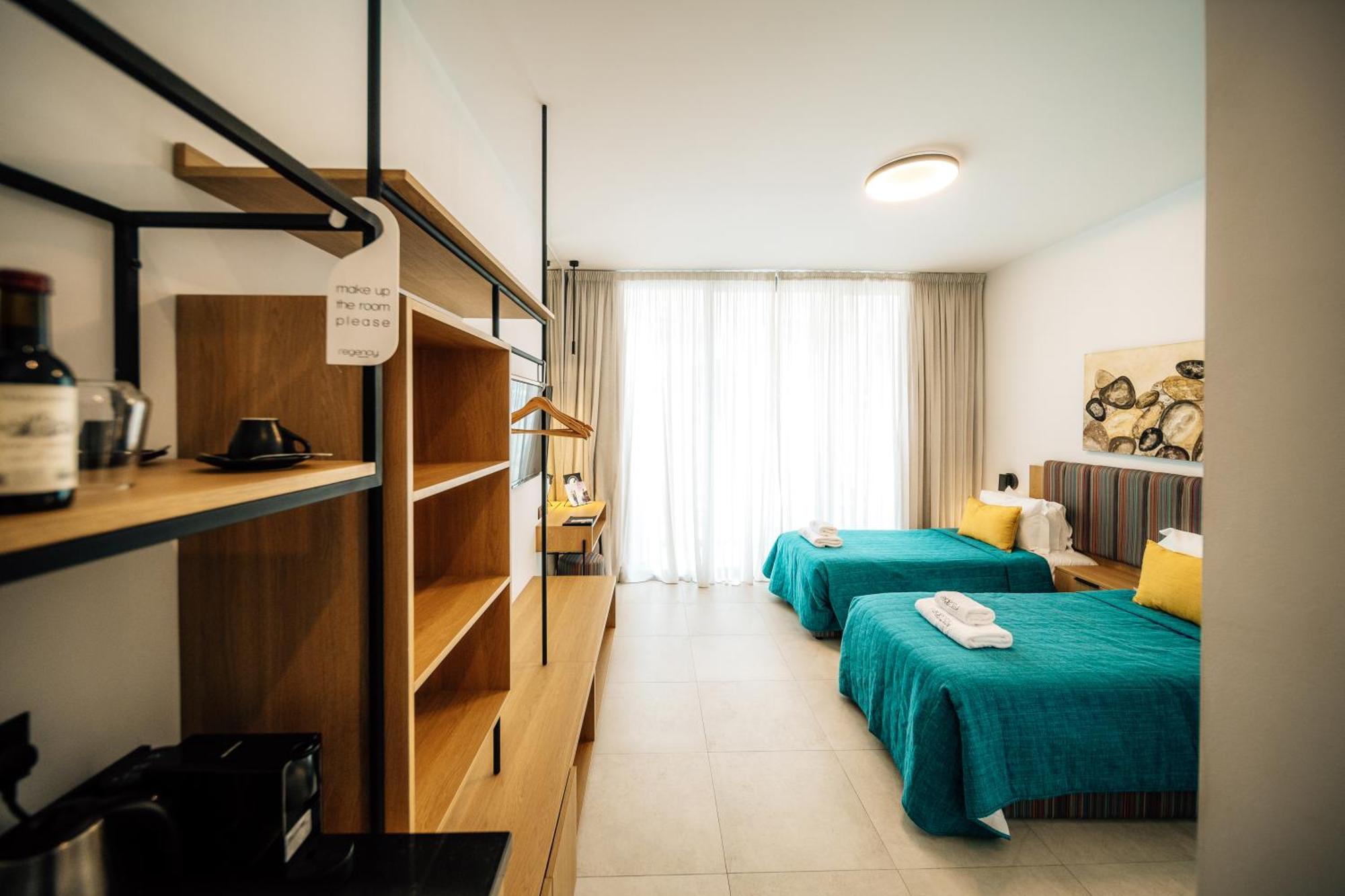 Regency Boutique Hotel Holiday Suites Пафос Стая снимка