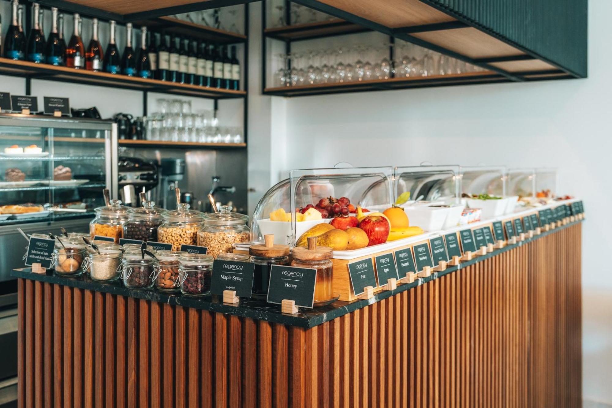 Regency Boutique Hotel Holiday Suites Пафос Стая снимка